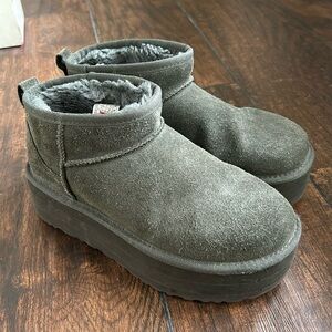 Ugg Ultra Mini Platform boots 8 dark Moss Green SOLD OUT in this color.